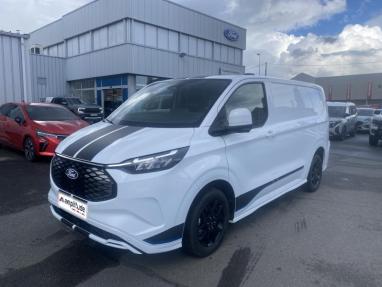 Voir le détail de l'offre de cette FORD Transit Custom Fg 320 L1H1 Electrique 160 kW 218ch Sport de 2025 en vente à partir de 60 294 € 